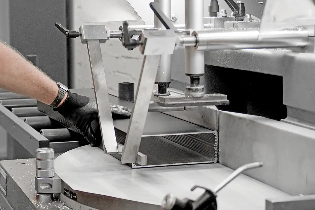 Zdjęcie pokazuje docinanie profili aluminiowych do wymaganych wymiarów obudowy BOPLA