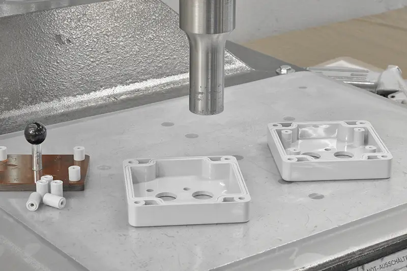 Zdjęcie pokazuje spawanie / zgrzewanie ultradźwiękiem w pokrywie obudowy BOPLA