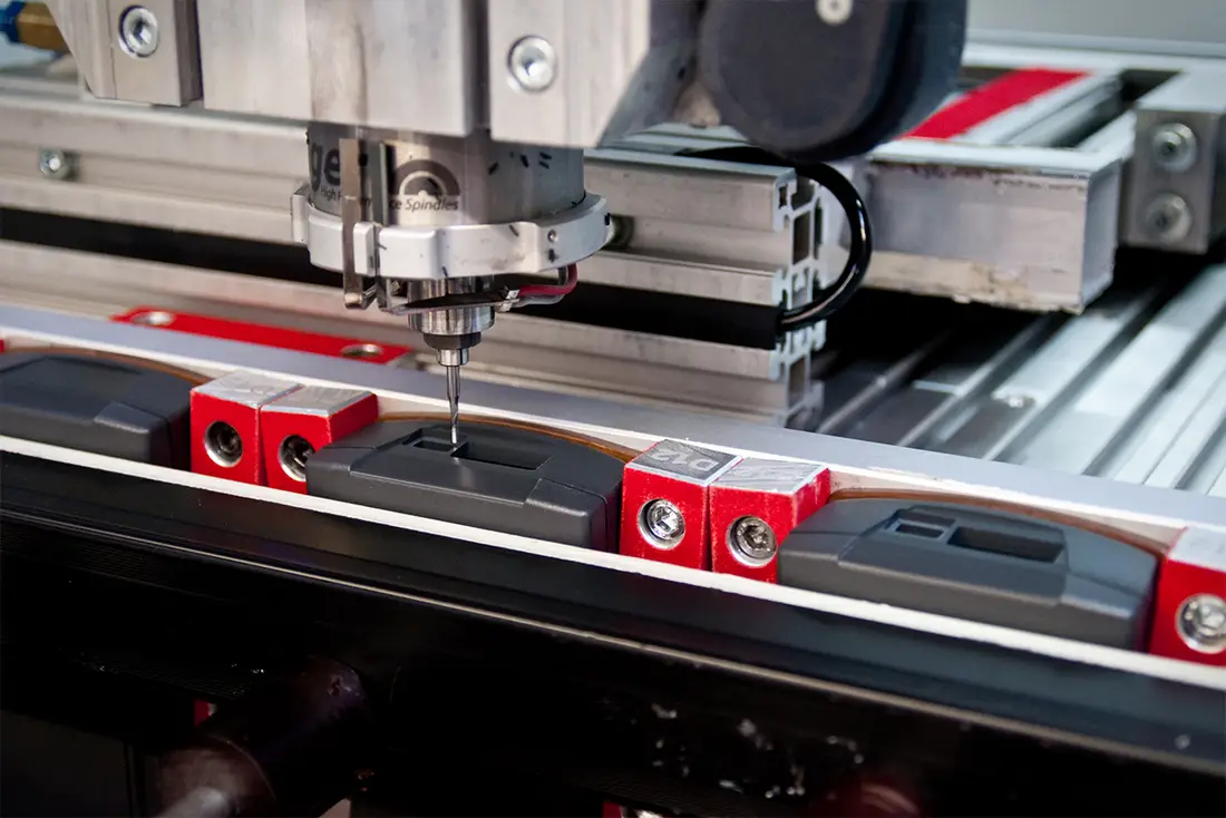 Zdjęcie pokazuje frezowanie otworów w obudowach BOPLA